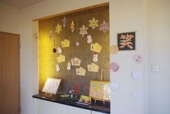 手作り装飾のある壁面