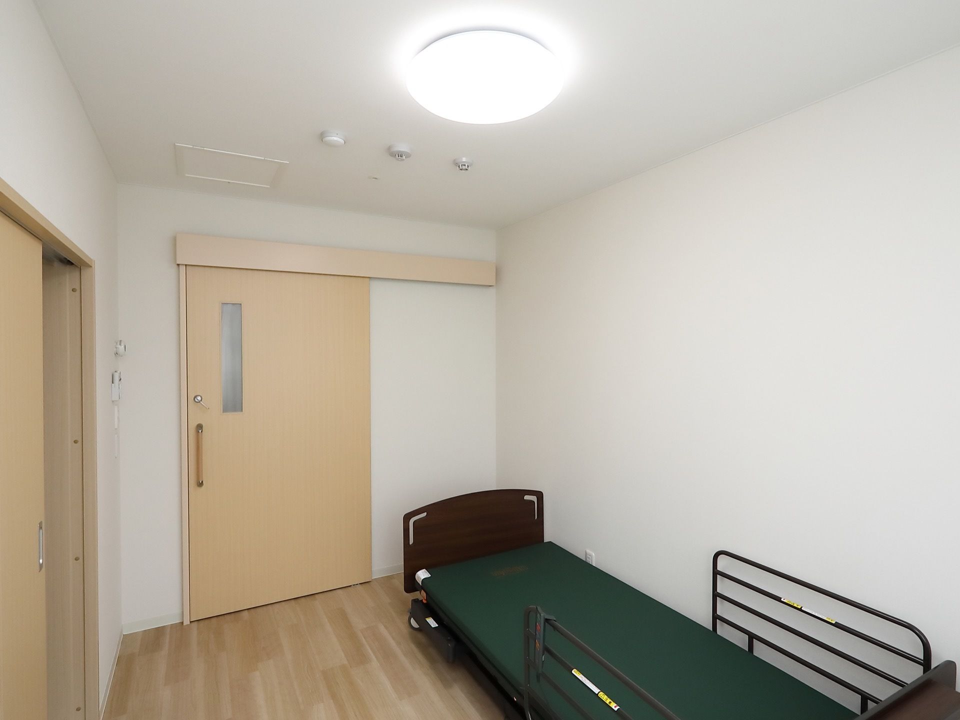 居室はワンルームタイプになっており、ベッドやクローゼットが完備されている。出入口の扉には、引き戸が採用されている。