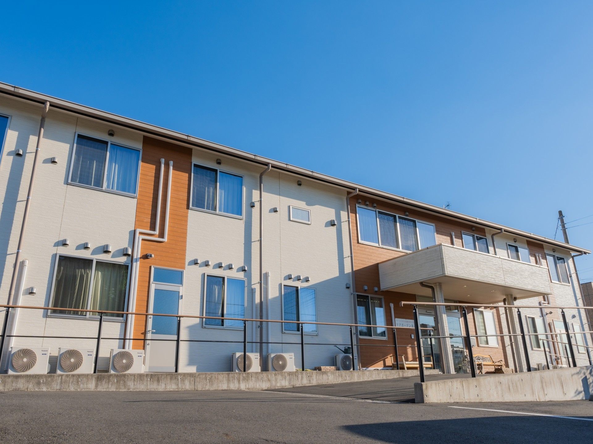 2階建ての建物は横に長具、中央にある玄関には屋根が付いている。