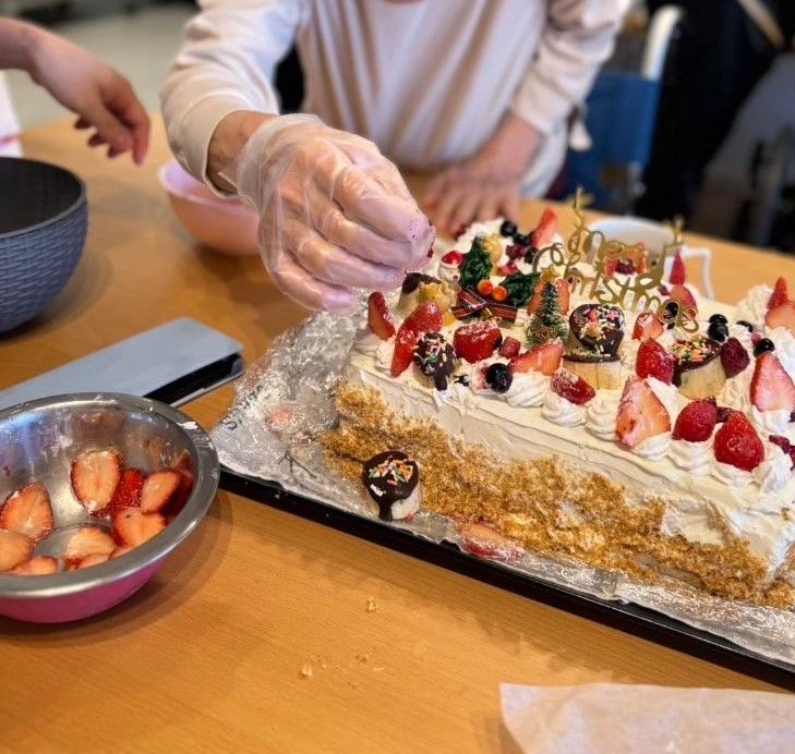 手作りケーキの飾り付け