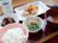 白いご飯にみそ汁、お茶、そして陶器のお皿にはそれぞれきれいにおかずが盛り付けられている。