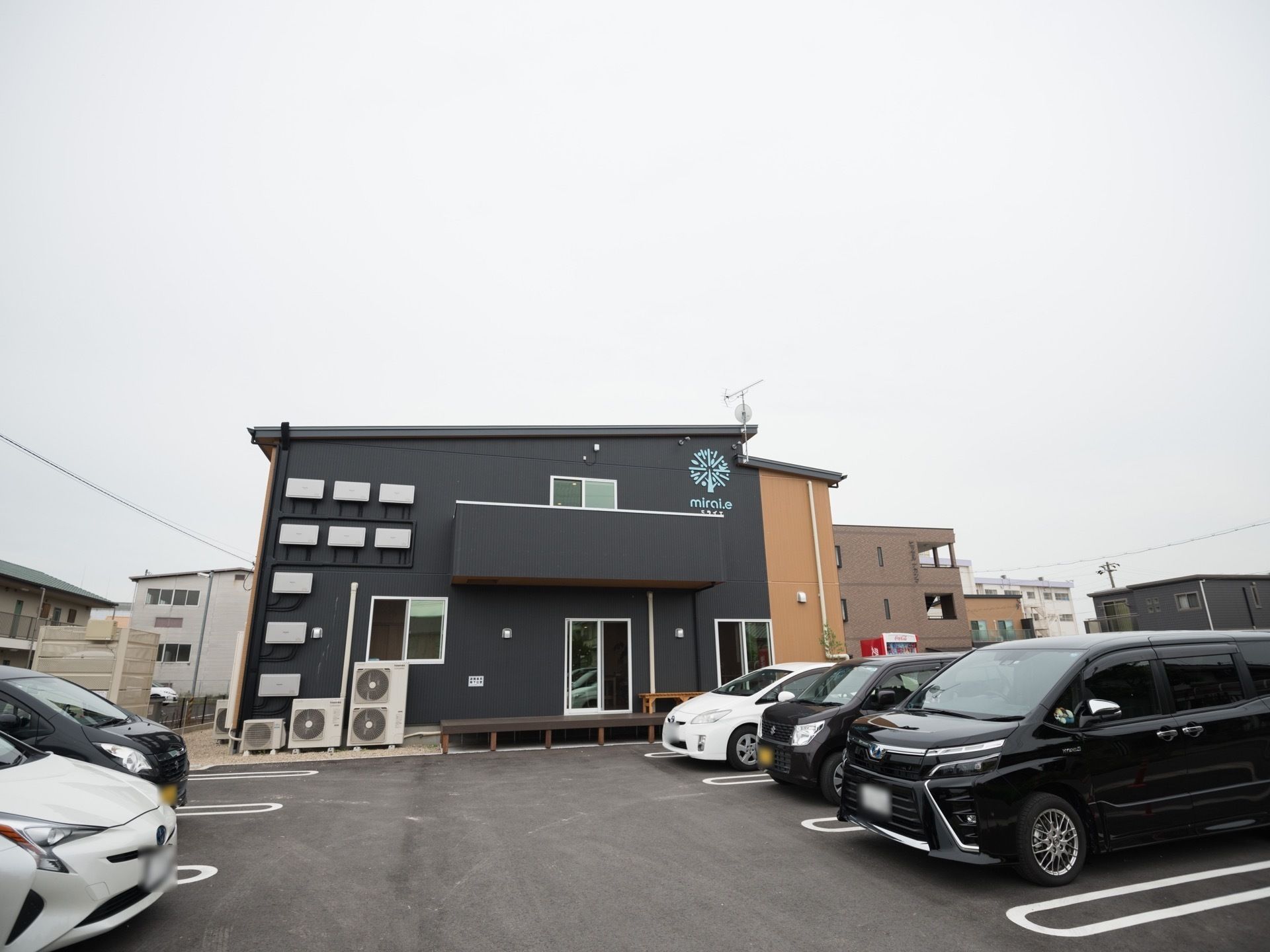 建物は窓が多く設置されていて明るい雰囲気。ダークカラーをメインに使った現代風のデザイン。