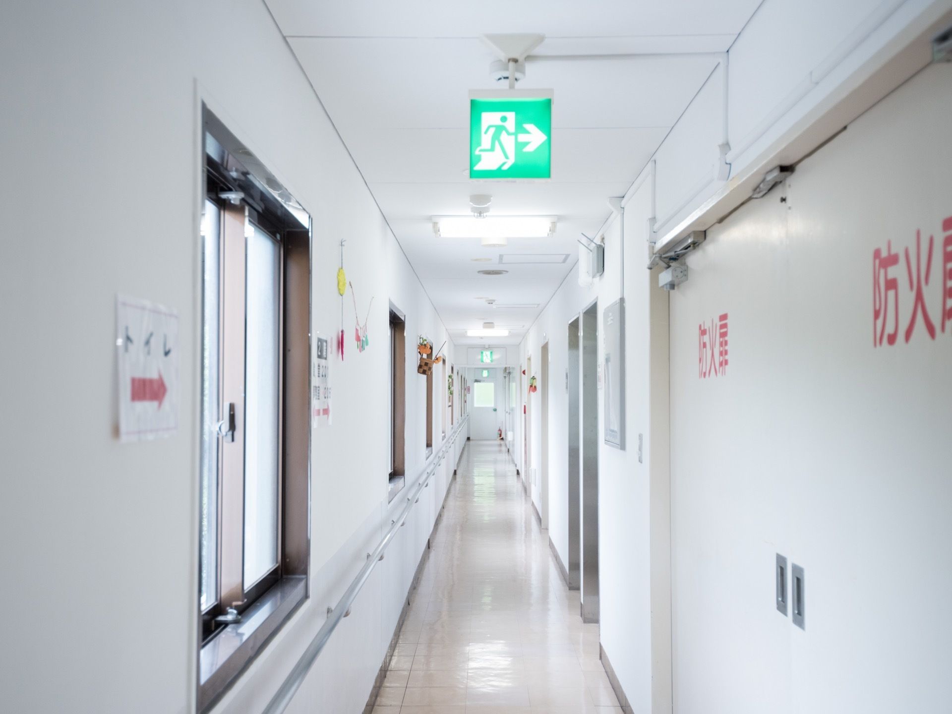 居室の廊下には窓が多数設置され、室内に日の光を取り込めるように造られている。壁には安全のため、手すりが取り付けてある。