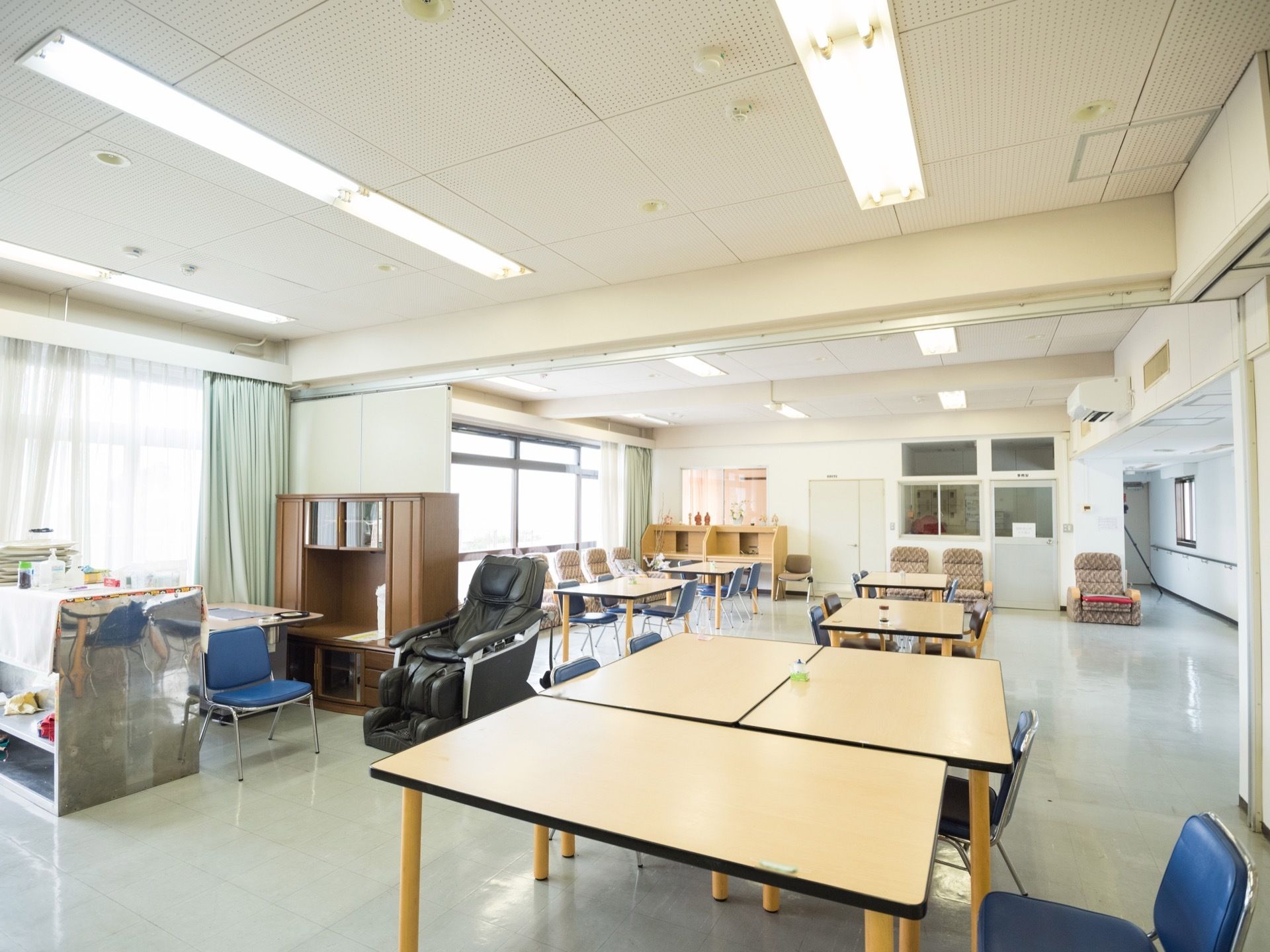 広々として開放感のあるリビングは、テーブルが間隔を開けて配置されている。通路も広くとられていて、安全に通行できるようになっている。