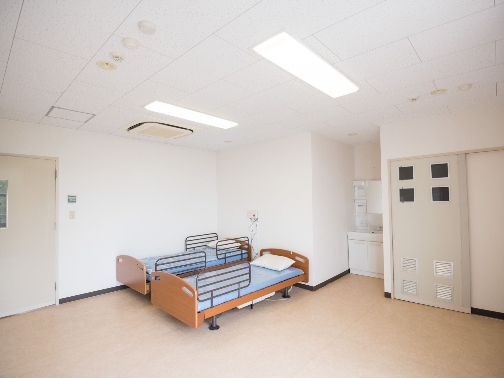 広々として明るい居室内の隅にはベッドが複数台設置され、共同の部屋として生活ができるようになっている。