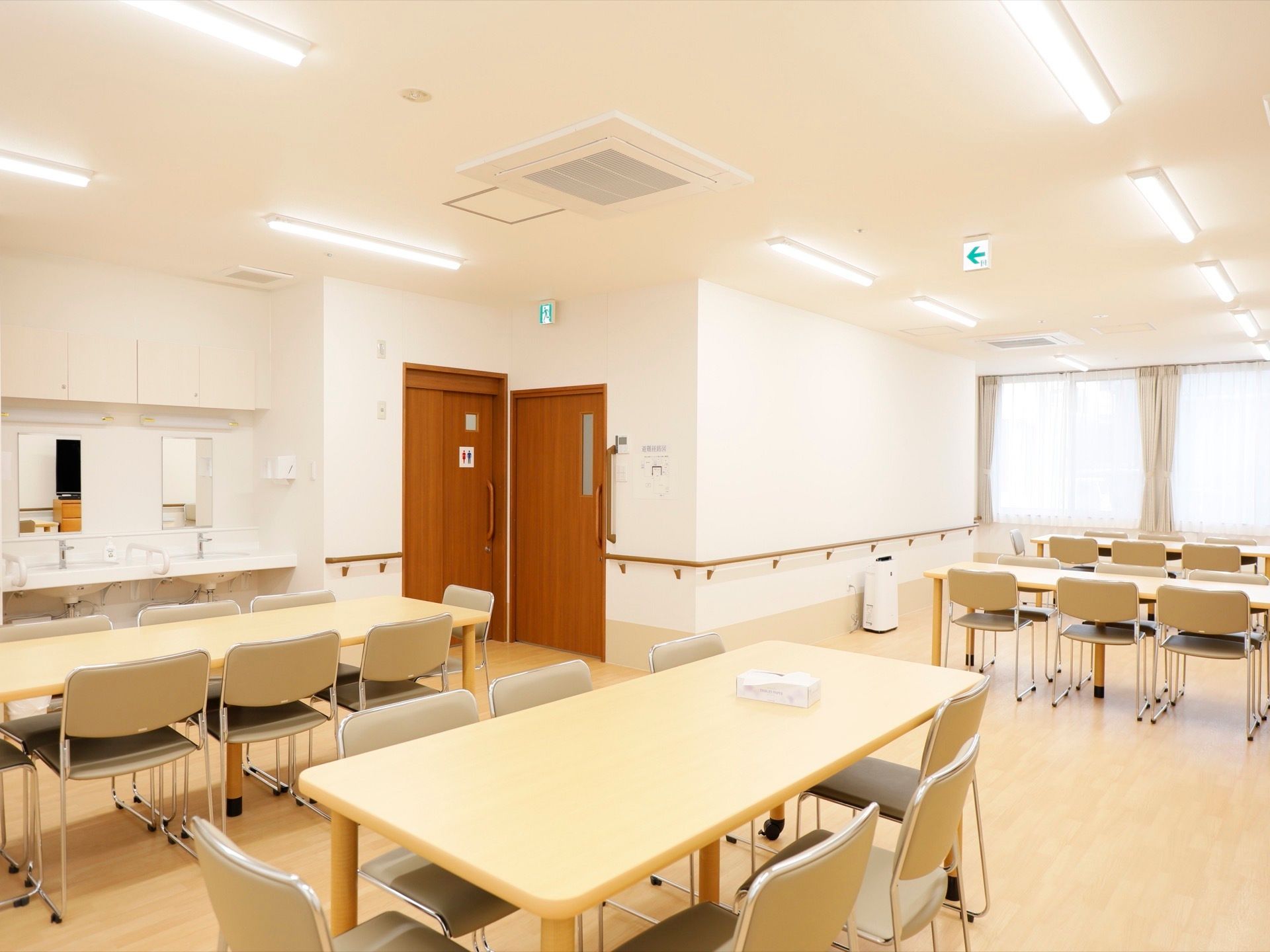 広々とした食堂は、たくさんのテーブルをセットしている。トイレや、洗面台が近くにありスムーズに移動することができる。