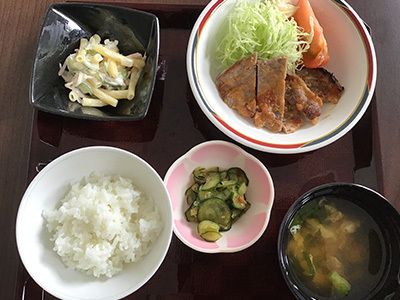 ステーキとマカロニサラダ、きゅうりの漬物とご飯と味噌汁