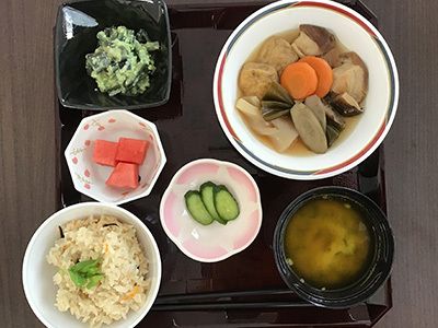 炊き込みご飯と味噌汁、がんもと野菜の煮物、おしんことスイカのデザート