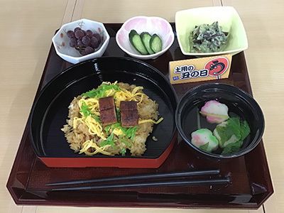 うな丼と吸い物、おしんこと、ぶどうのデザート