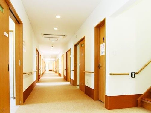 廊下に手すりが続いている様子。両側に個室がある
