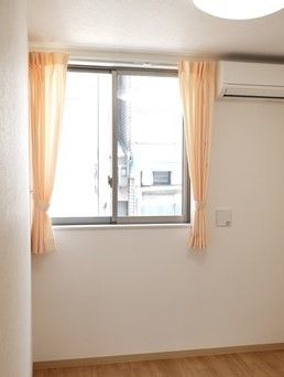 窓のある小さな部屋の様子。エアコンがあるのが分かる