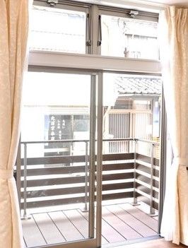 施設にあるドアの様子。出入り口付近の様子