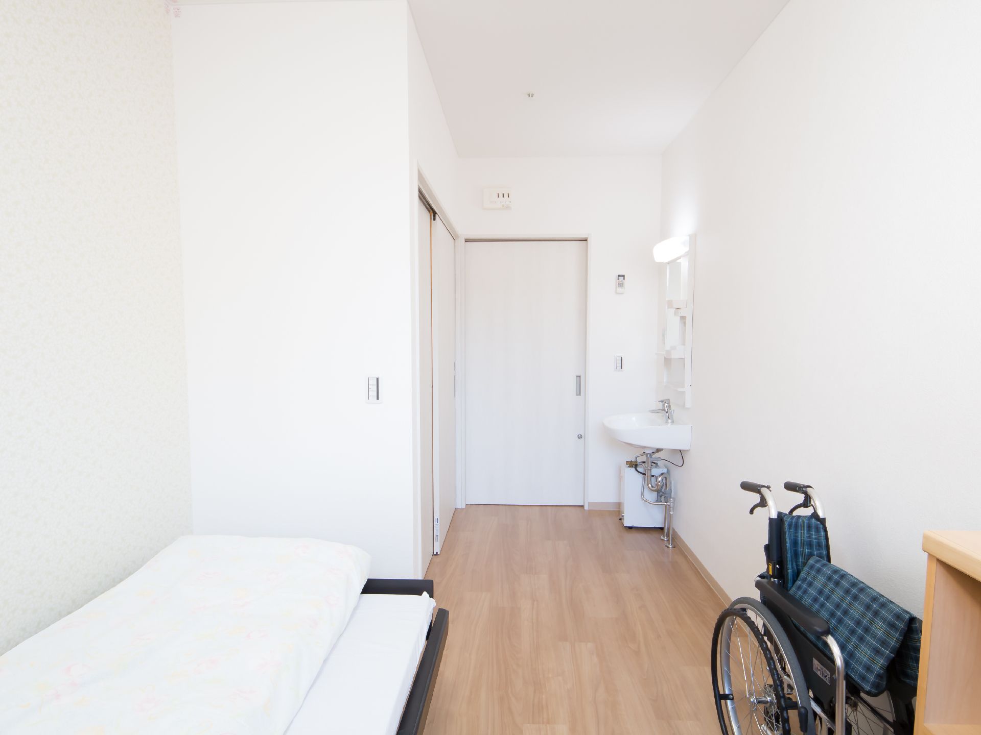 洗面台やトイレが完備され、白を基調とした清潔感あふれる居室
