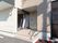 施設入口へと向かう階段の脇に手すりが設けられている。建物は落ち着いた色合いで統一されており、入口扉には自動ドアが採用されている。