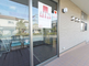 入口付近の清潔な施設外観