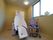 浴室には間口の大きな引違い窓があり、採光を多く取り入れることができる。スリガラスによりプライバシーも確保されている。