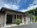 平屋建ての建物の玄関周辺にはスロープと手すりが設置されているため、安全に移動できる。