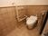 広いスペースがあるトイレである。呼び出しボタンを壁に設置しており、緊急時もすぐにスタッフに連絡することができる。
