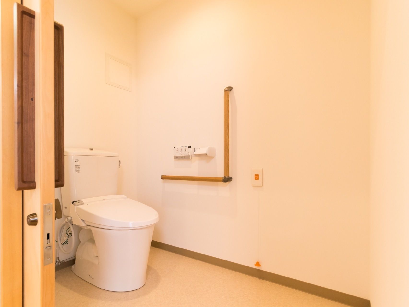 清掃の行き届いたきれいなトイレである。呼び出しボタンがあり、いざという時もすぐにスタッフに連絡をすることができる。