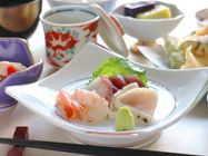 漆器のお盆に、栗ご飯や汁もの、魚の煮つけなどが並んでいる。