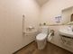 バリアフリー設計のトイレ空間