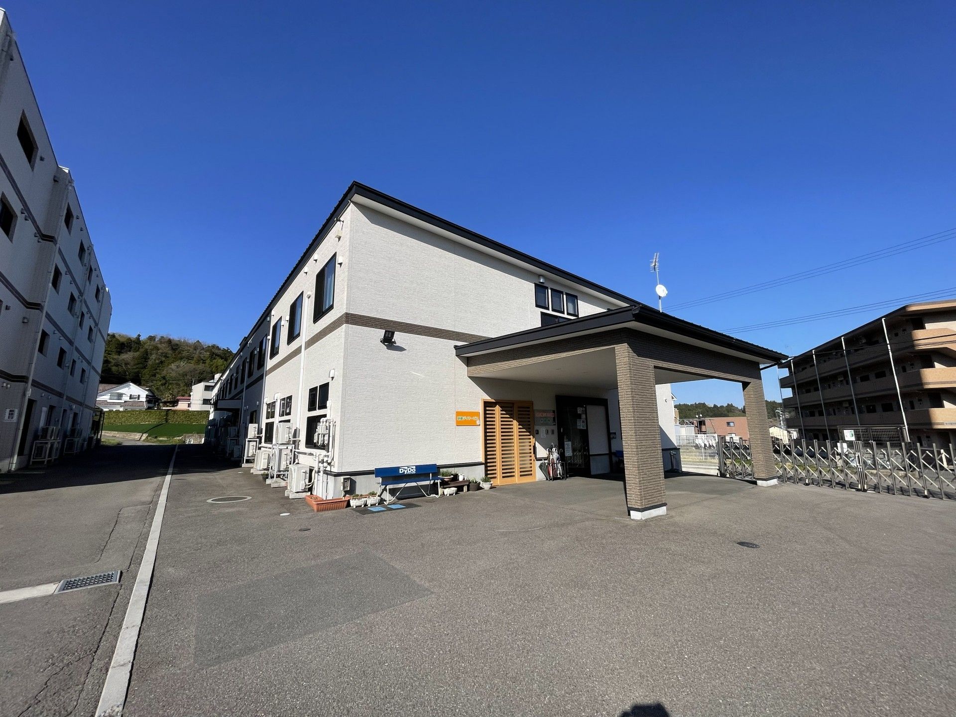 快適な施設のエントランス