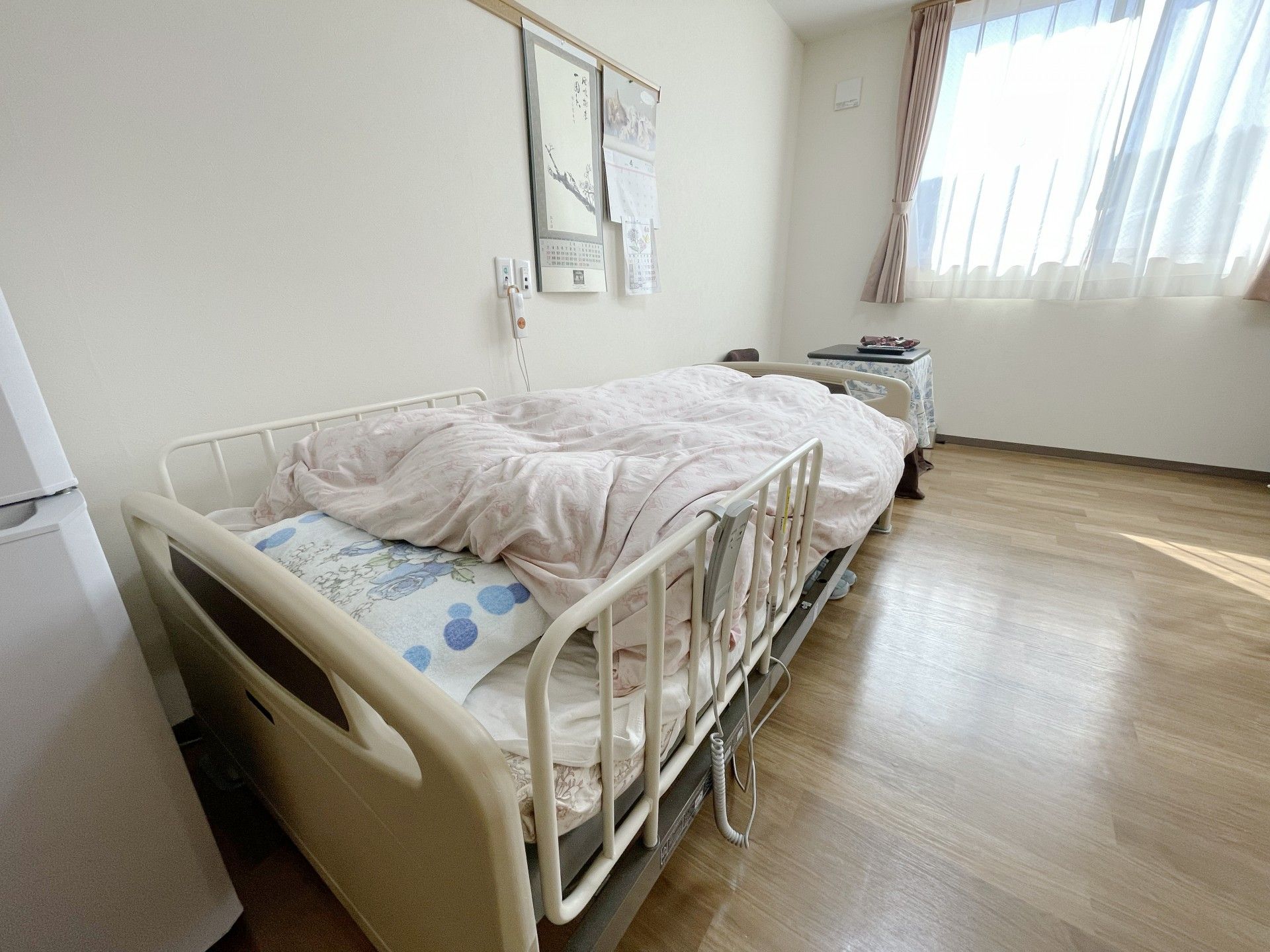 拍手をする高齢女性と女性スタッフ