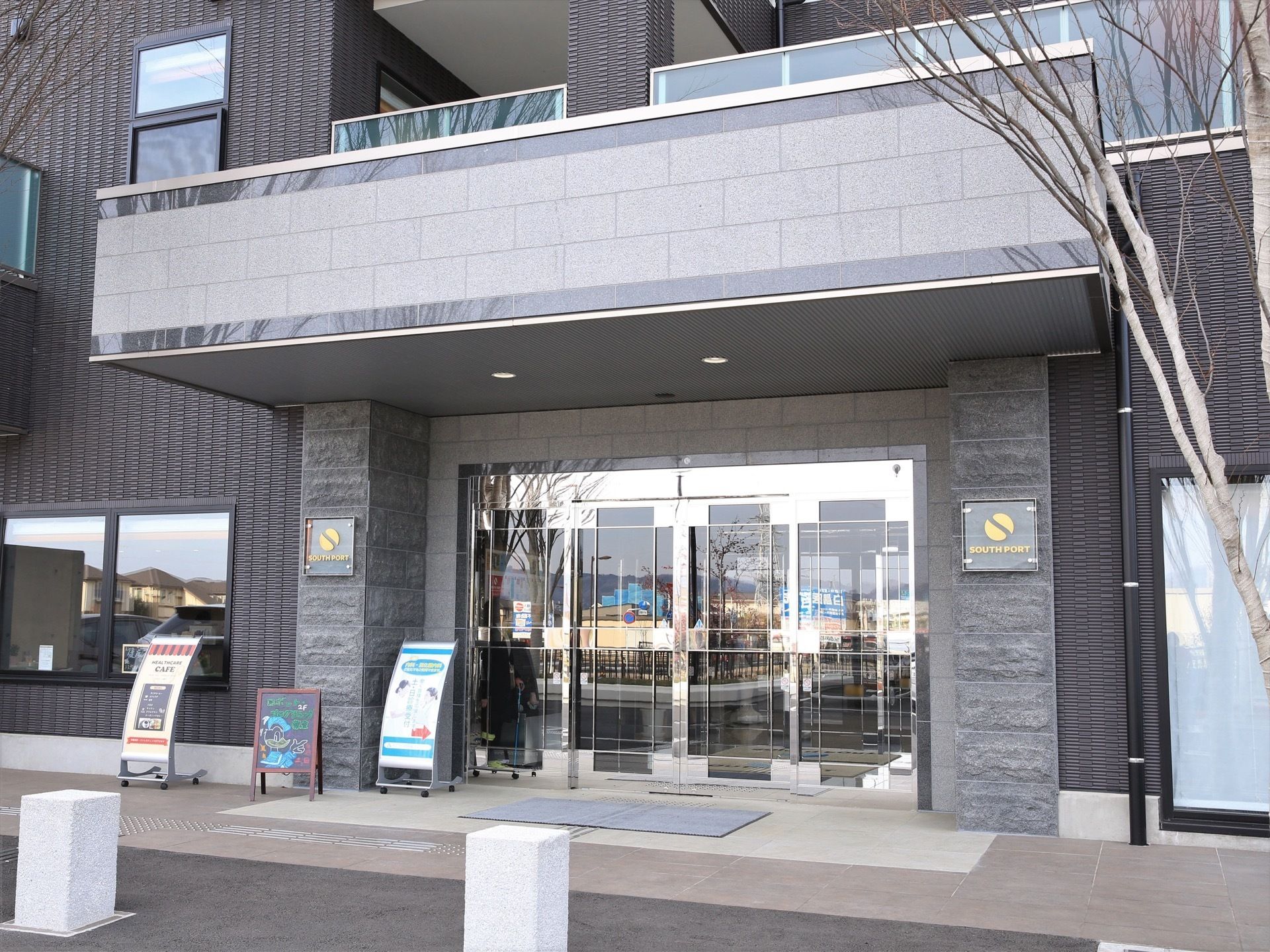 高級マンションを思わせるような外観である。大理石とガラスで彩られた外面は上品かつ施設を感じさせない造りをしている。