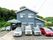 2階建の民家を思わせるようなブルーを基調とした建物である。駐車スペースがエントランスの前に完備されている。