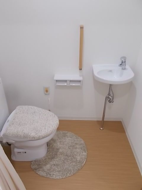 トイレには手すりと呼び出しボタンが設置され、介助が必要な方のためにスペースにもゆとりがある。