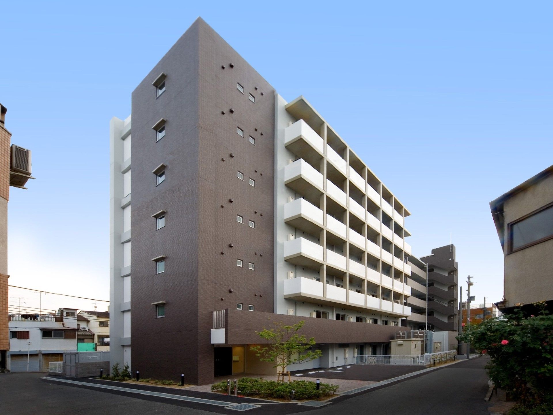 ベランダ部分が白く、その他の部分が茶色になっている建物。