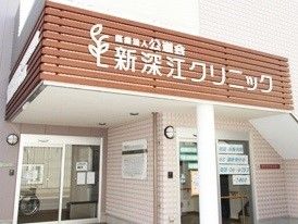 クリニックの外観。自動ドアで玄関の上には屋根が付いている。