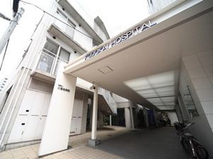 公道会病院の出入り口付近。白を基調とした大きな病院。