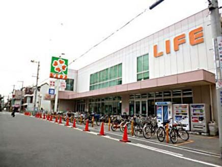 ライフ新深江店の外観。建物の前には駐輪スペースがある。