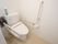 居室のトイレには温水洗浄便座を設置している。便座の横に可動式の手すりが取りつけられている。壁にも手すりがある。