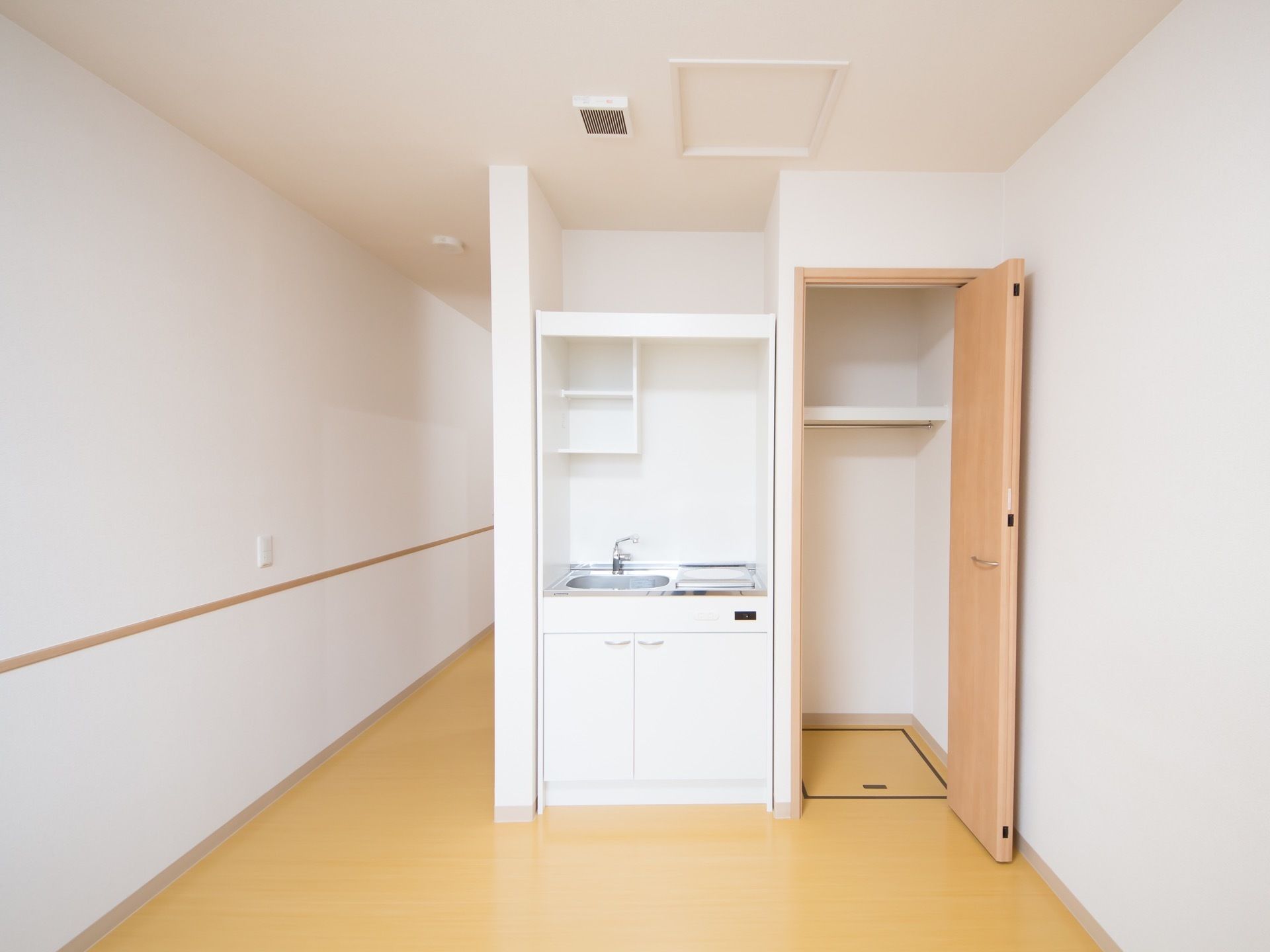 居室にはクローゼットやシンプルな洗面台が設置されている。洗面台には収納スペースがあり、いろいろなものを収納できる大きさである。