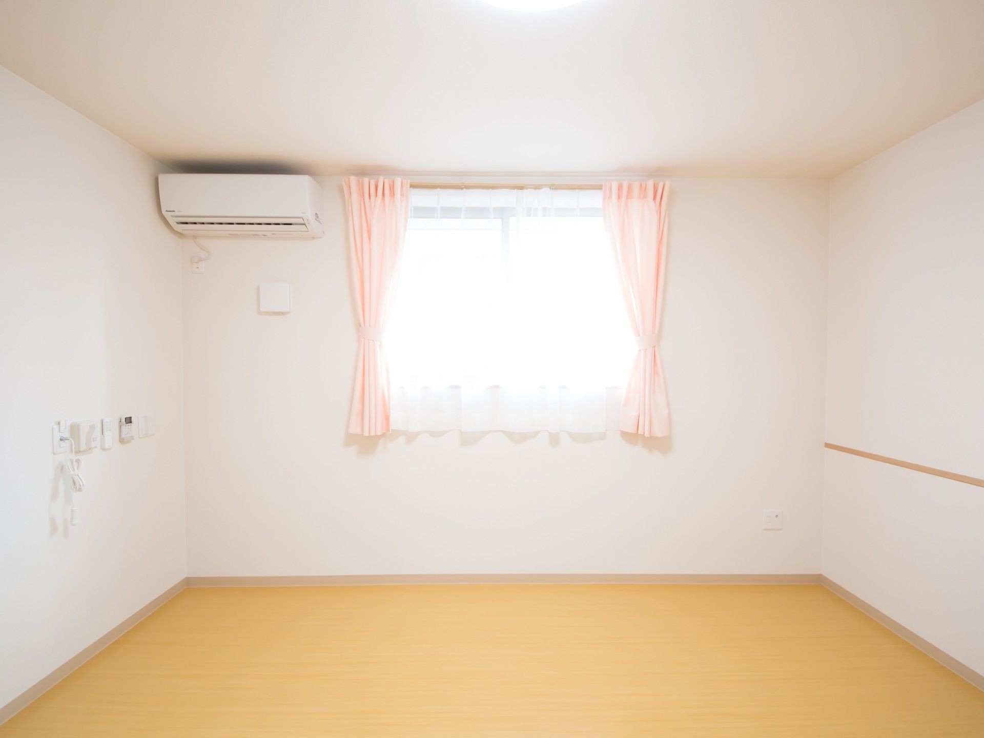 居室の窓からは光が差し込み、明るい空間である。また、エアコンを取りつけているため、どの季節でも快適に過ごすことができる。
