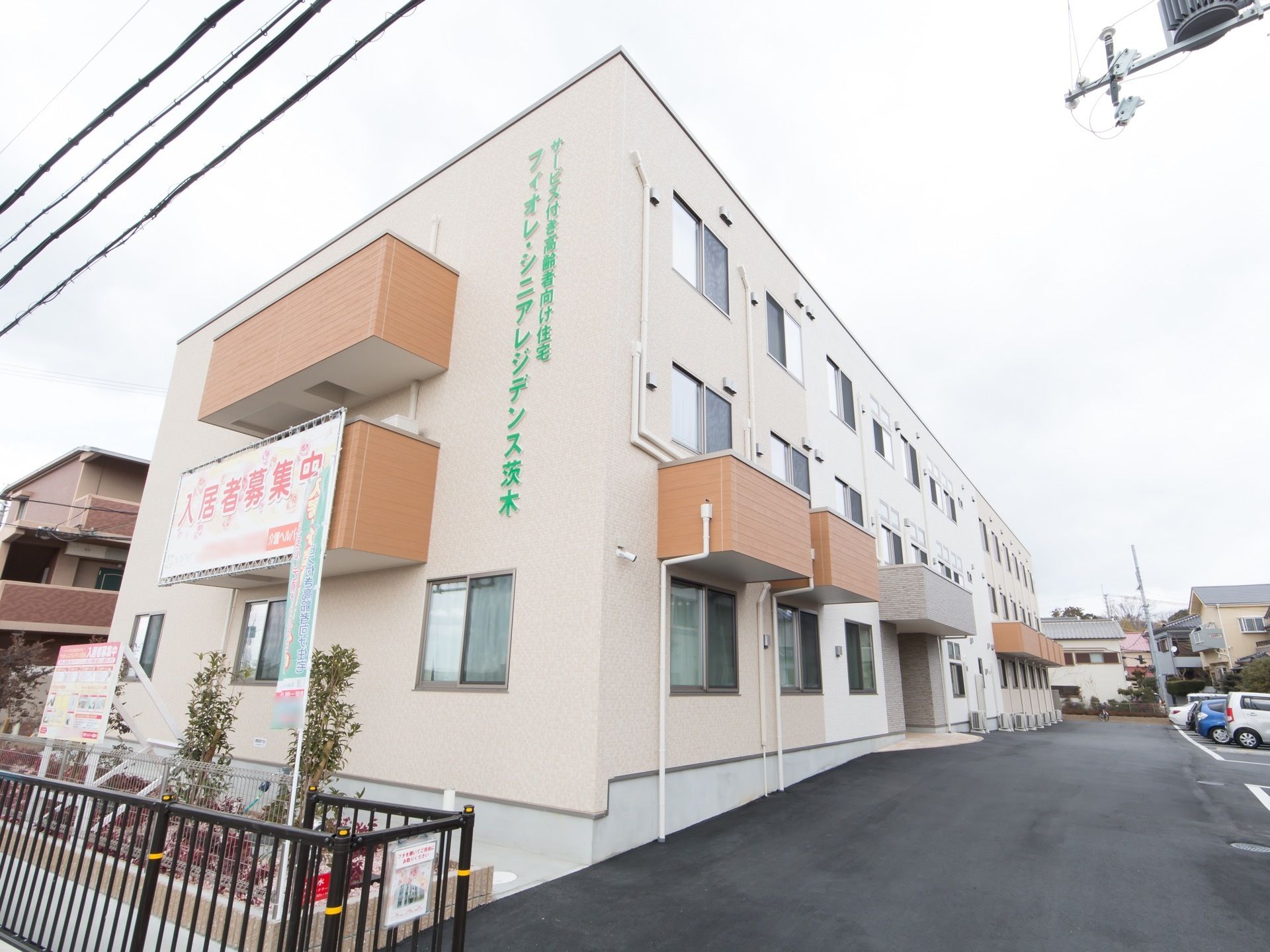 表玄関と駐車場は大変近い距離に隣接しており、車での送迎がしやすく、入居者様の方を長距離歩かせることなく入館することができる。