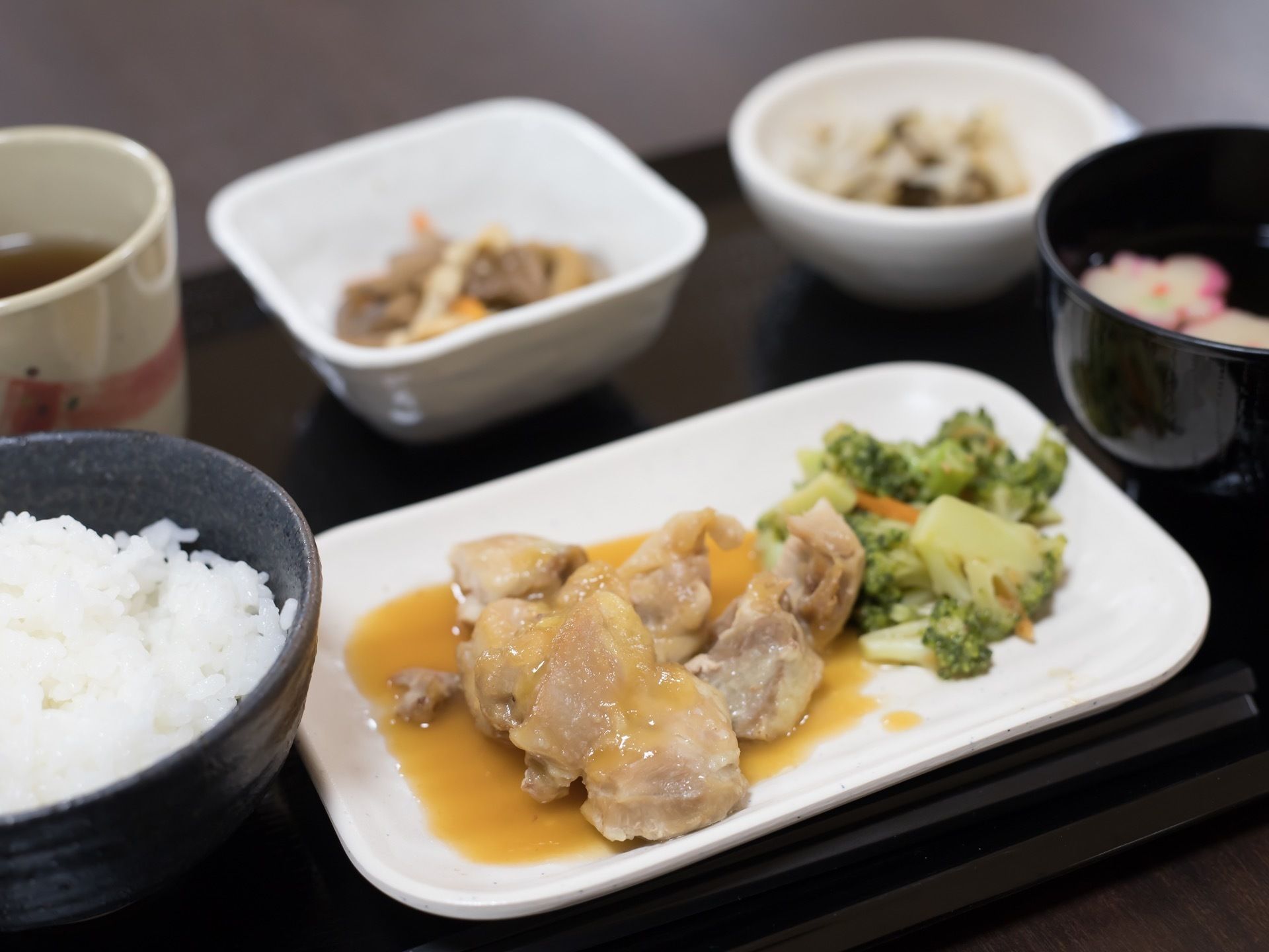 食事は栄養のバランスに配慮して作られている。入居者様の健康について十分に考えて献立が設定されている。