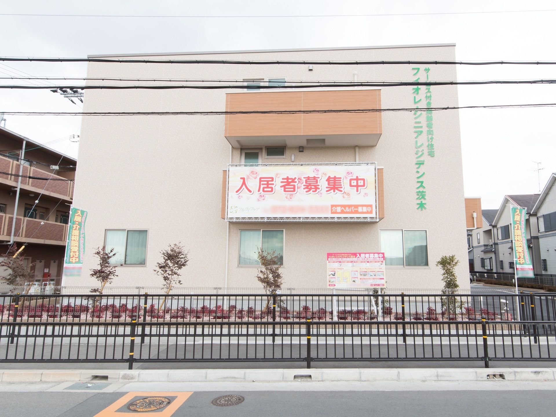 道路に面した場所に設置されたベージュの建物である。また、建物にはよく目立つよう、施設名が書かれている。