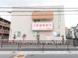 道路に面した場所に設置されたベージュの建物である。また、建物にはよく目立つよう、施設名が書かれている。