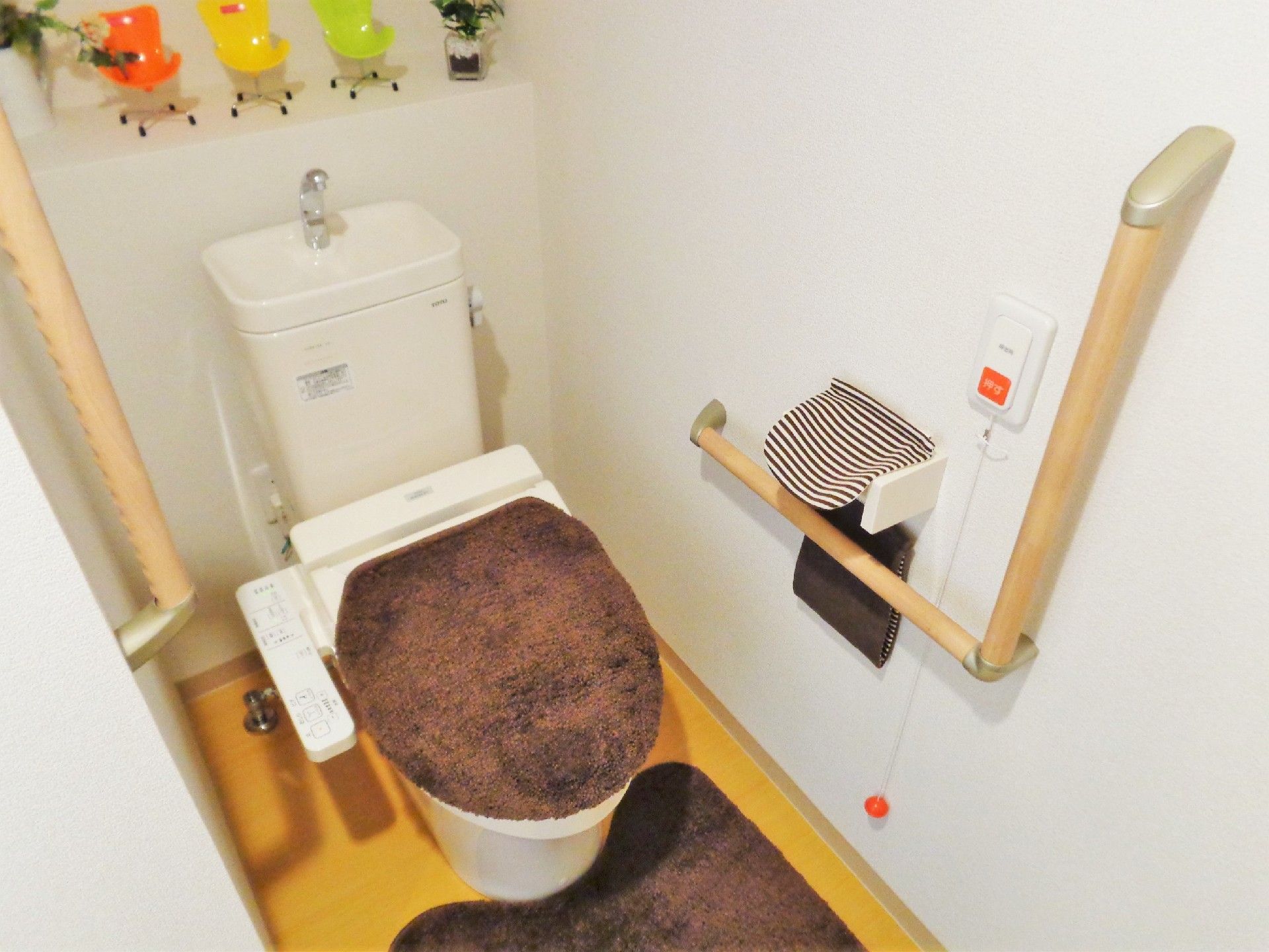 トイレは大きくはないものの、手すりや呼び出しボタンなど必要なものがそろっている。