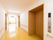 建物本体は木造３階建てとなっており、フロア間を結ぶためのエレベーターが設けられている。ドアは木製風のデザインをしている。