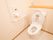 トイレの壁には手すりをL字型に設置しており、体を支えながら安全に使用することができる。温水洗浄便座が採用されている。