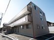 建物の周りには駐車スペースが確保されている。複数台停めることができ、車で来訪する際も安心して駐車することができる。