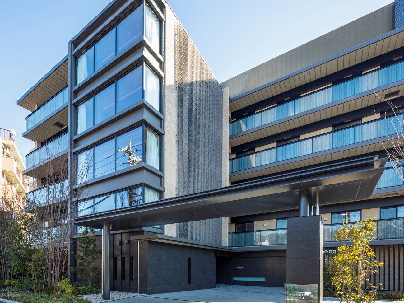 5階建ての建物はブラウンを基調としたどっしりとした造り。各フロアにベランダも付き、周辺には緑も多い。