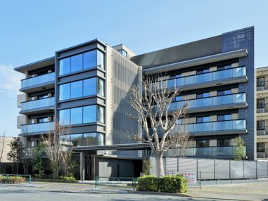５階建ての建物を左斜め前から見た様子。モダンなデザインで、敷地内も広く、落ち着いたたたずまい。