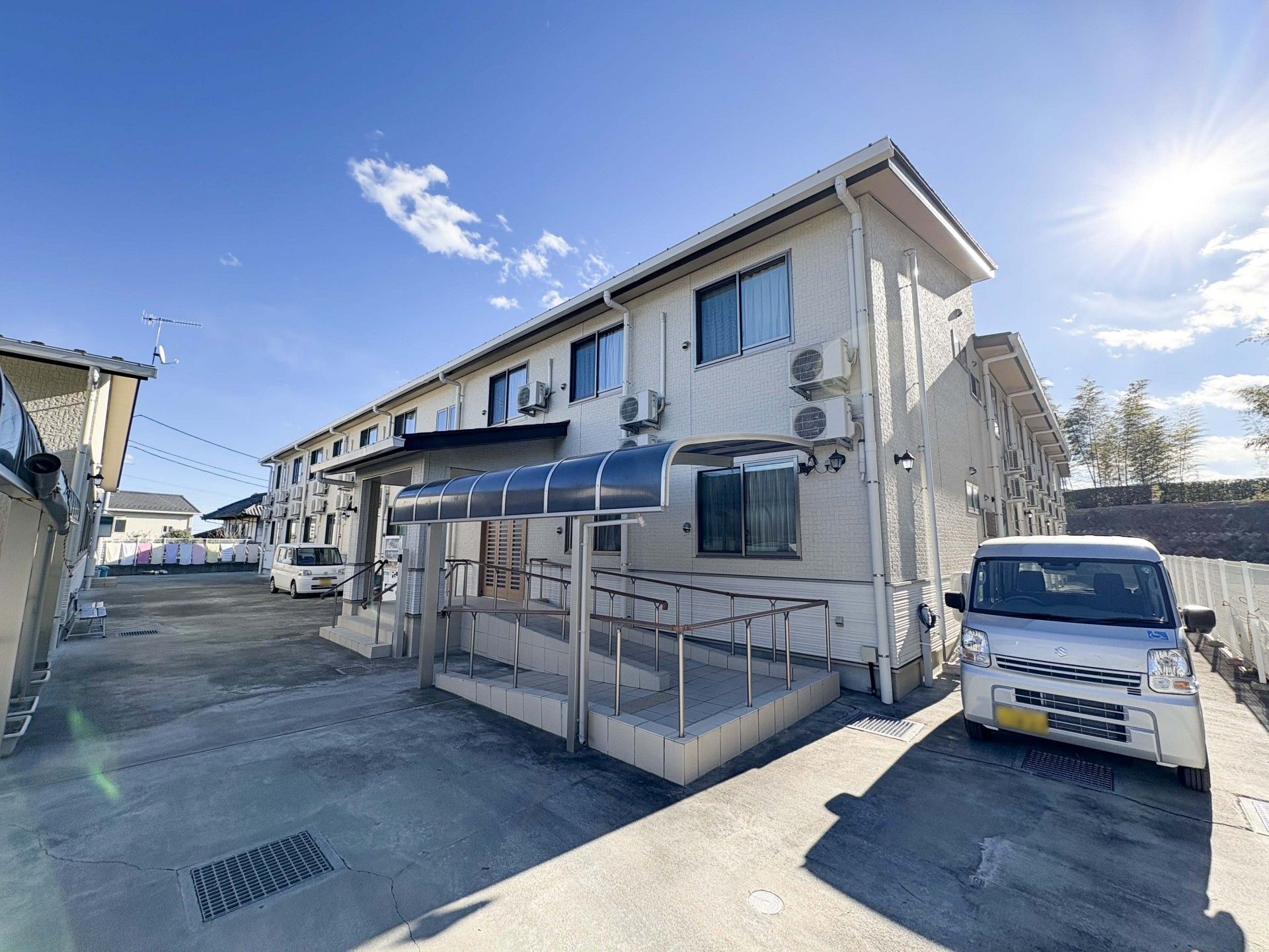 日差しが差し込む建物の外観