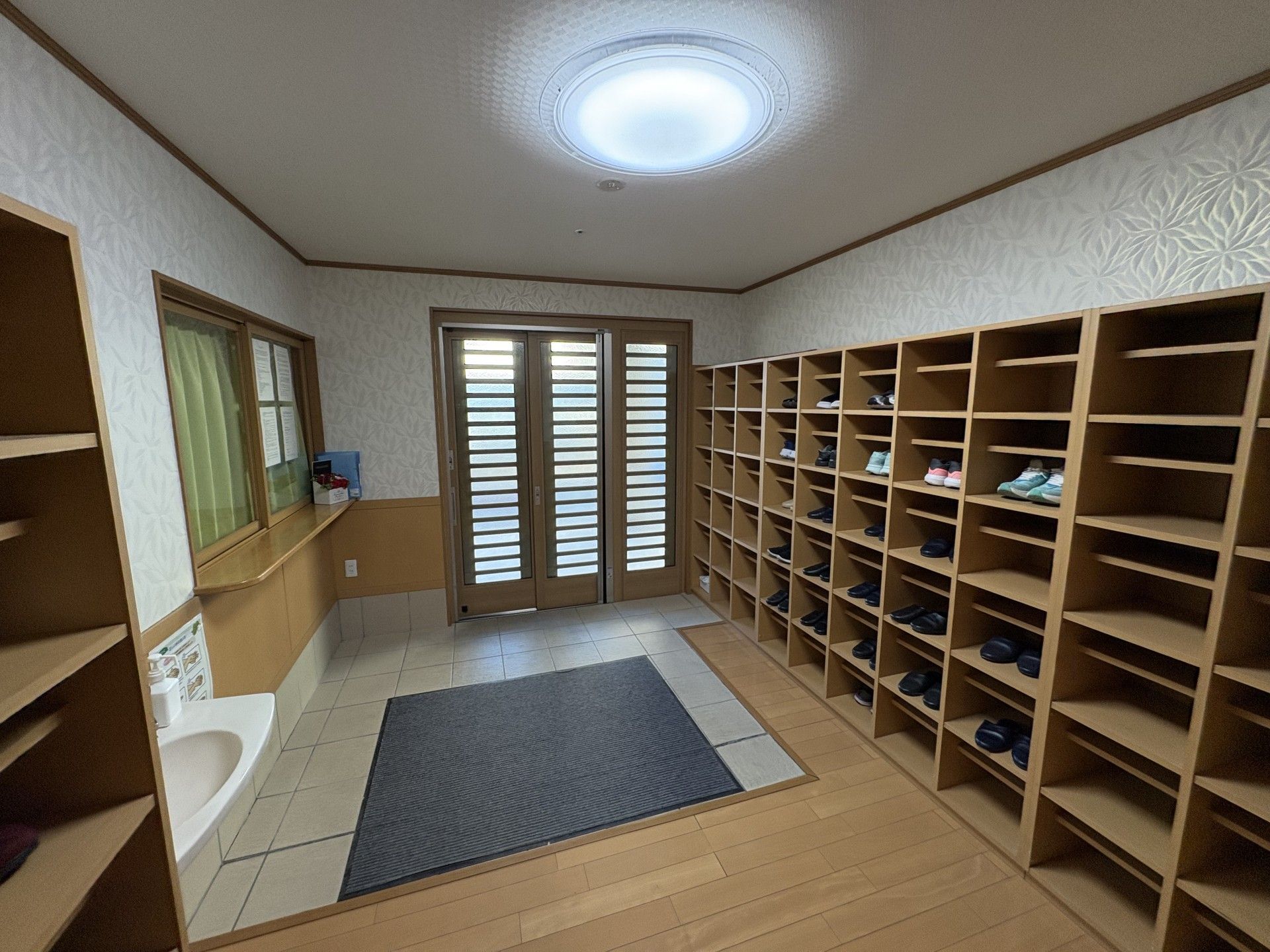 靴棚と出入口のある空間