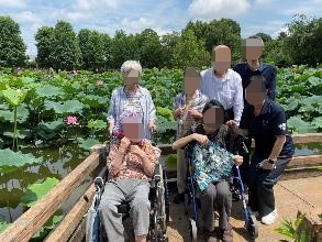 笑顔の高齢女性と寄り添う女性ヘルパー